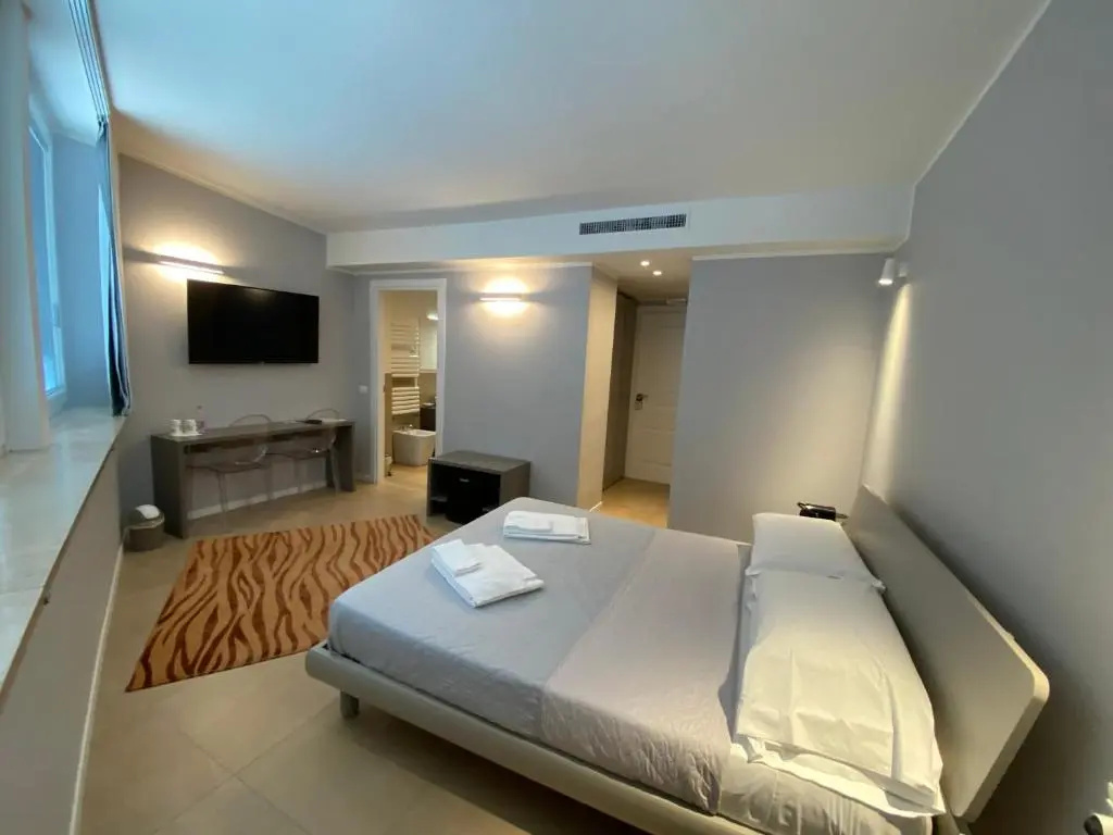 Deluxe Double room (full double bed)