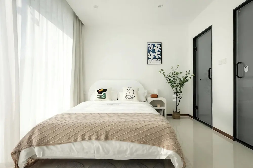 Superior Double room with courtyard view (full double bed)