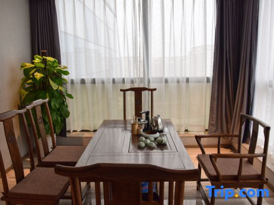Desheng Huatian Holiday Hotel