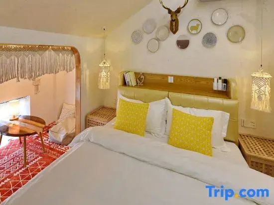 2 Bedrooms Standard Family room with balcony