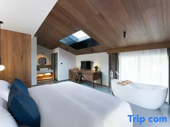 Standard room with courtyard view