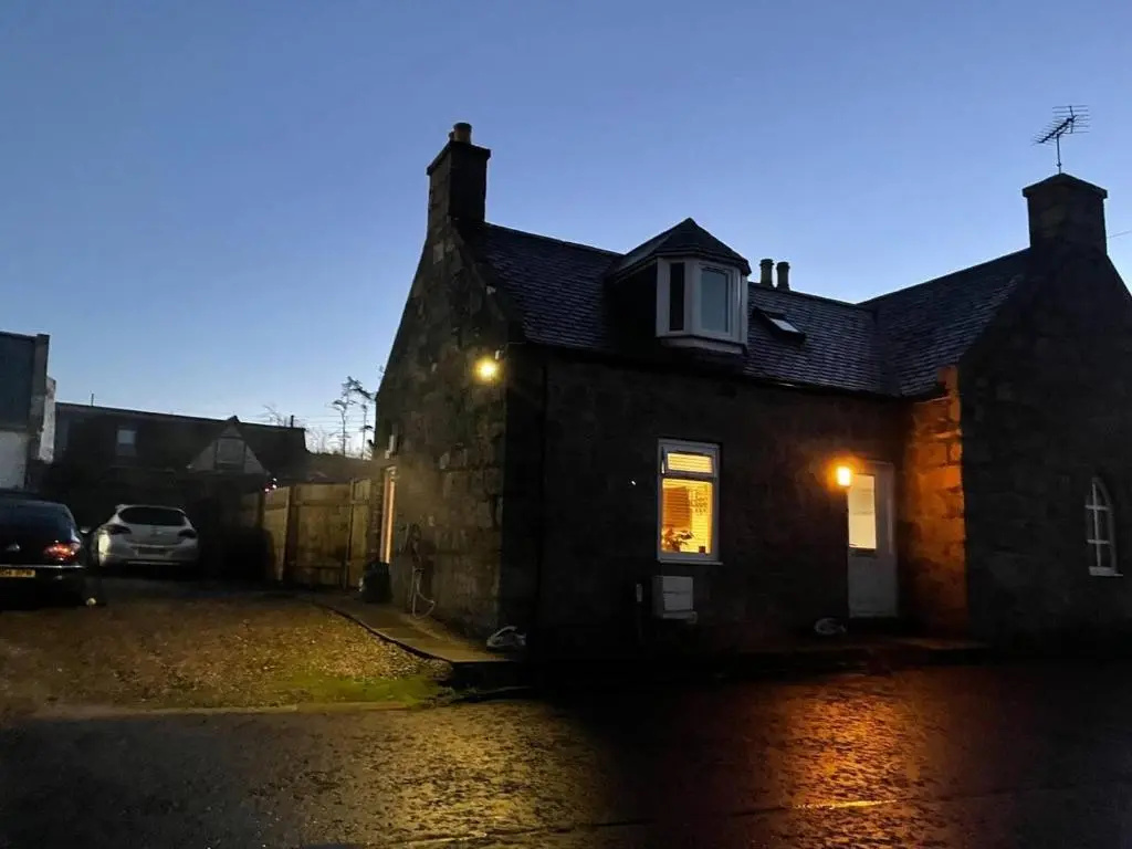 Rural Chapel Cottage, Near Airport, bar & hot tub