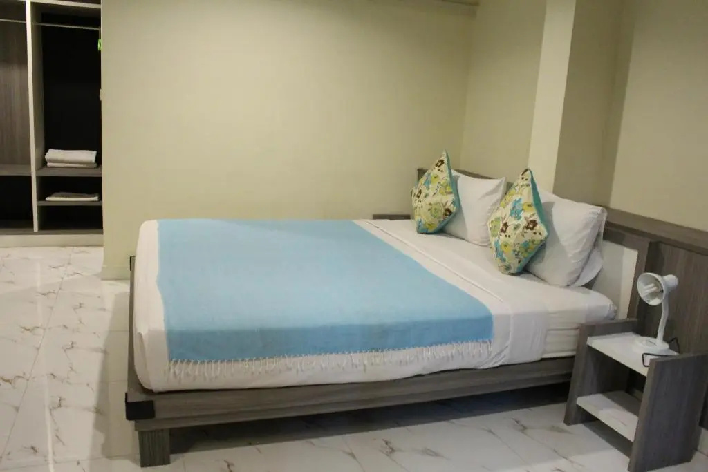 Deluxe Double room (full double bed)