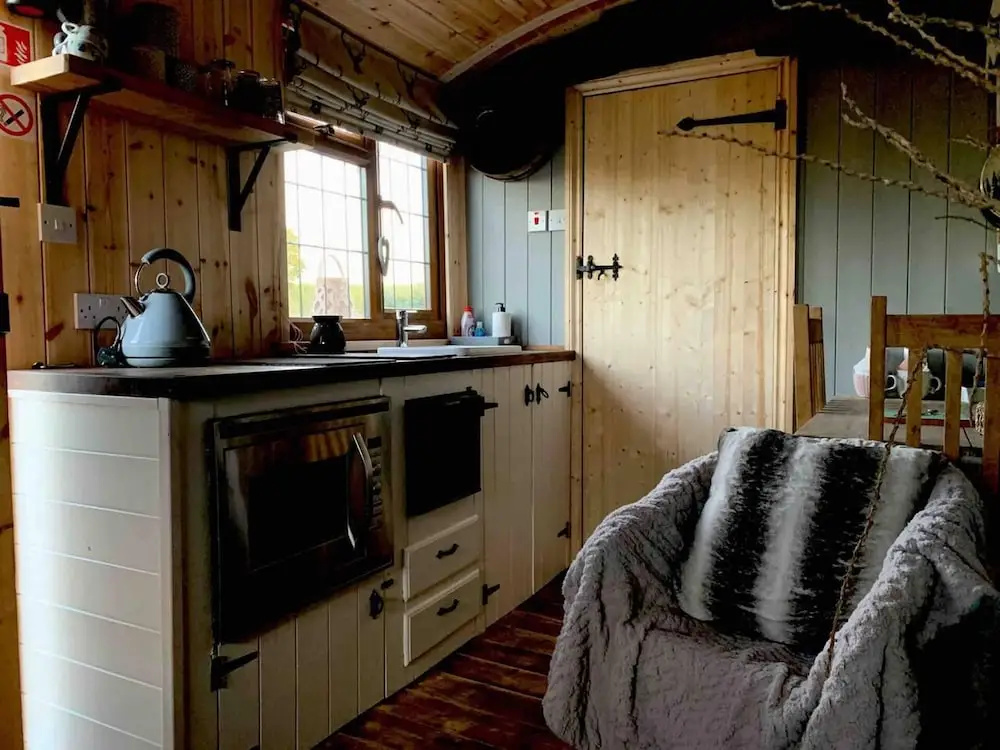 Cute and Cosy Shepard hut With Wood Fuel hot tub - фото 12