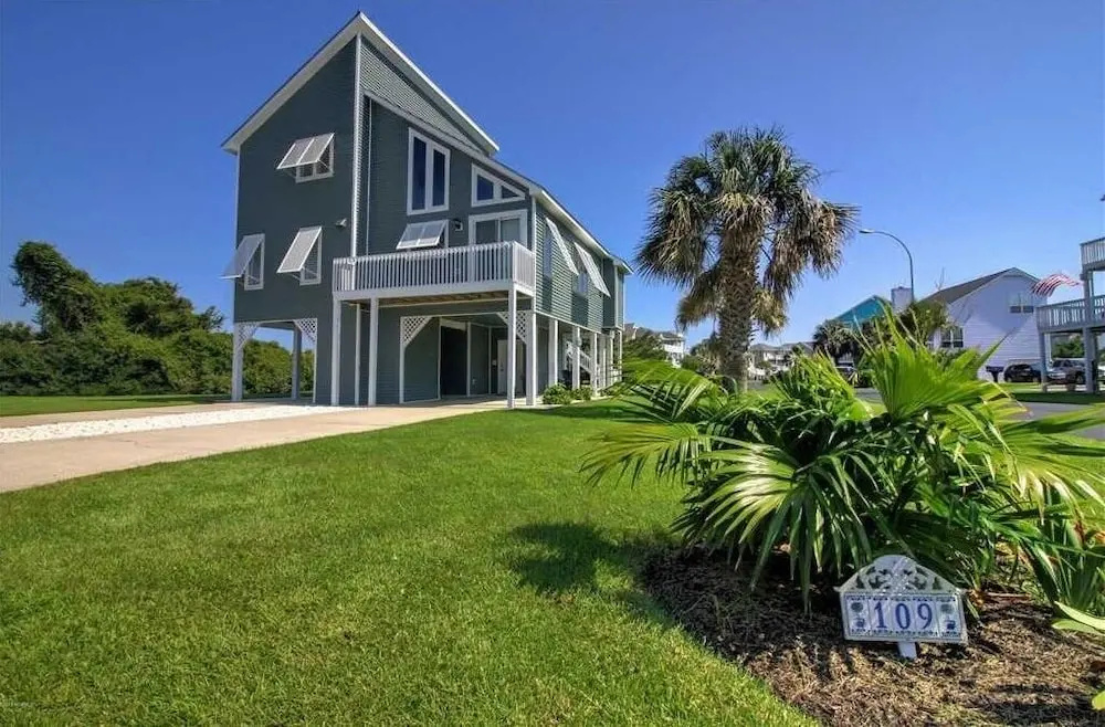 Linger Longer 3 Bedroom Home by RedAwning