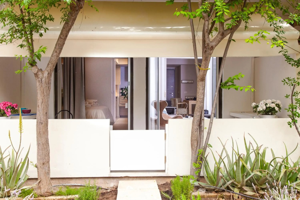 Sweet Suite Flora in Vouliagmeni