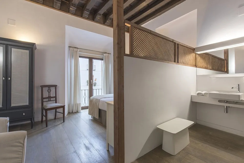 Superior Double room with balcony (full double bed)