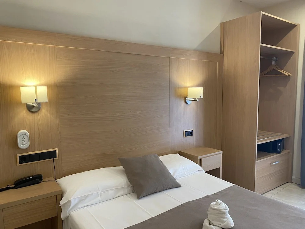 Standard Double room with balcony (full double bed)