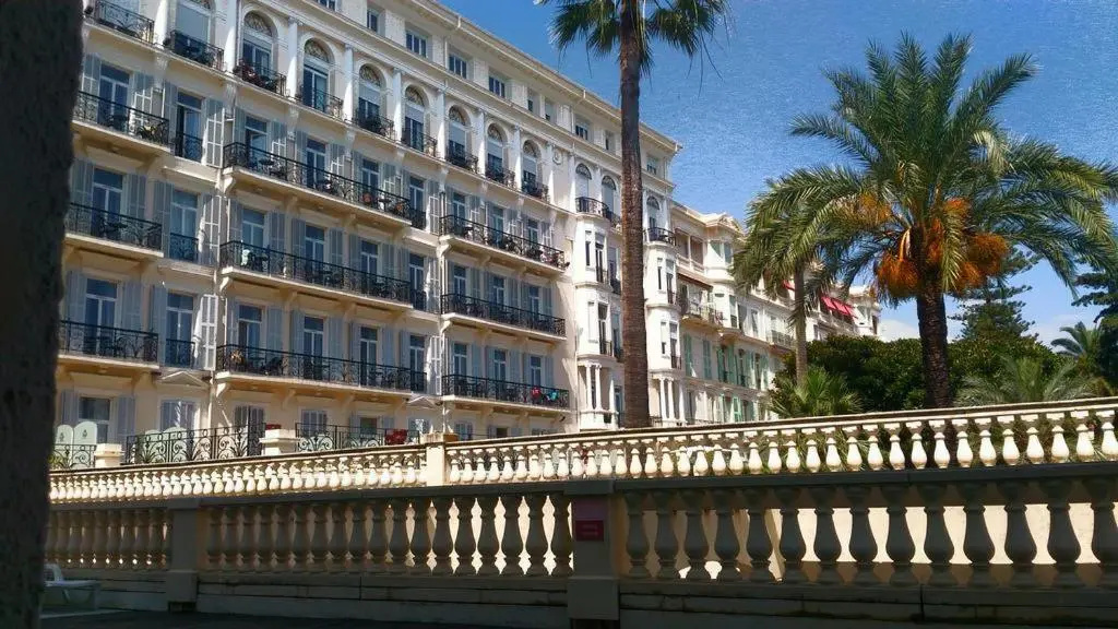Le Victoria, 2p moderne, les pieds dans l'eau, Parking, Piscine