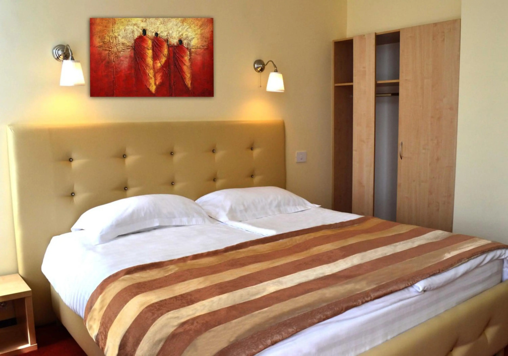 Hotel Capitol — 3