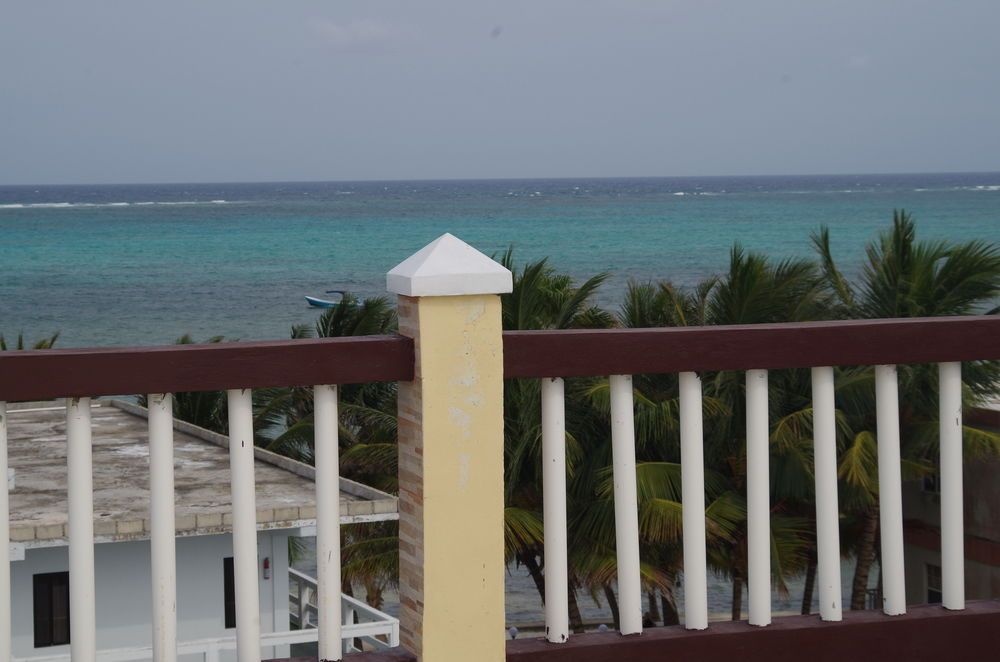 Tropicana Condominiums - Général