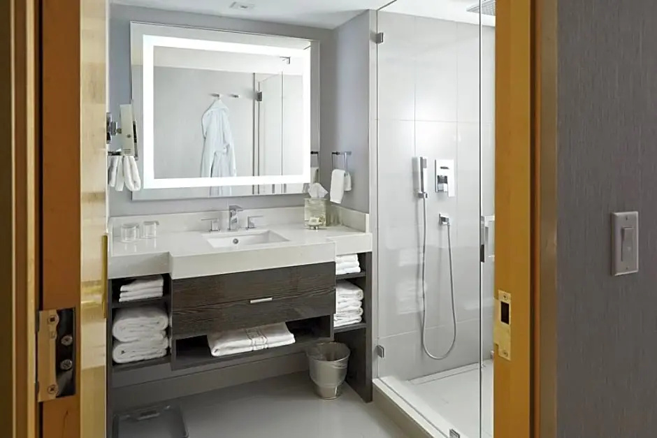 Standard Quadruple Club room with city view