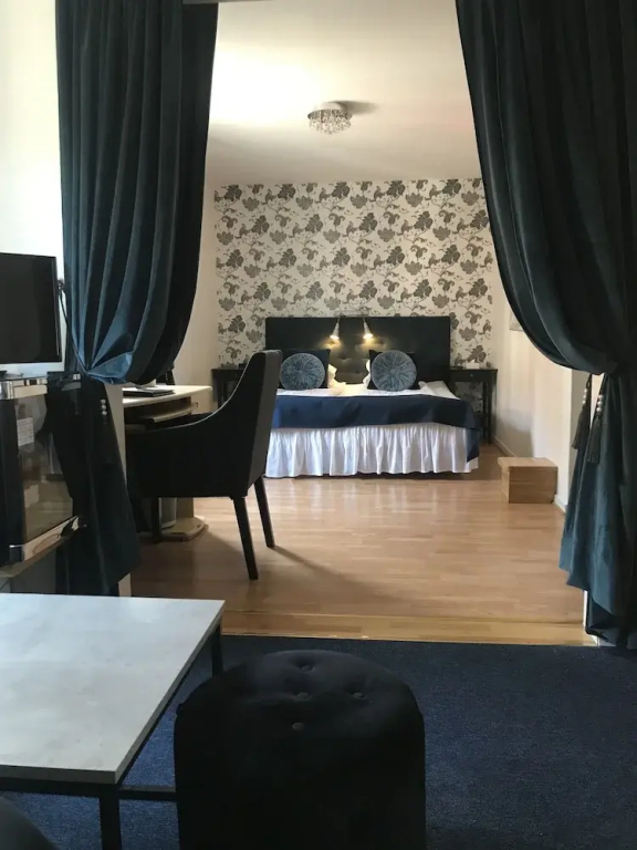 標準四人房，配有大床