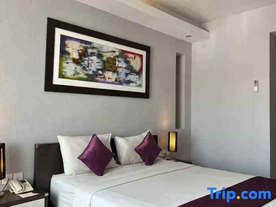 Deluxe Double room with city view (full double bed)
