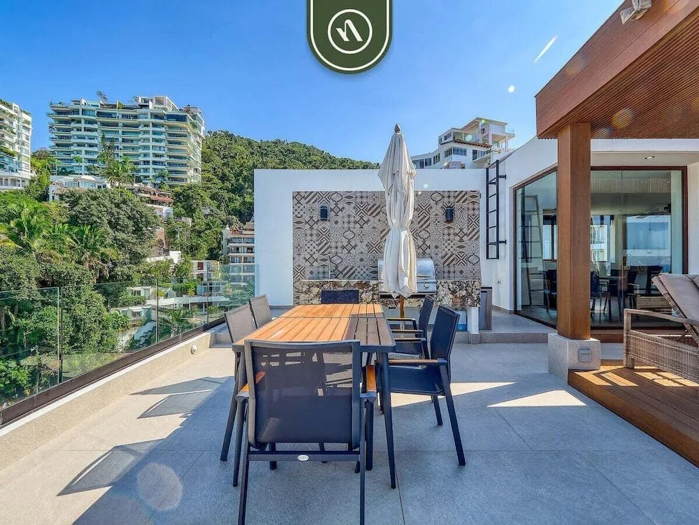 Oceanview 2 BR Condo - Luxury - Rooftop Pool