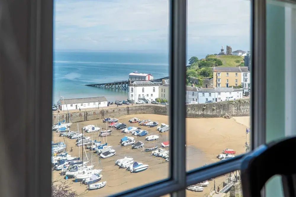 5 Belle Vue Court - 2 Bedroom Apartment - Tenby