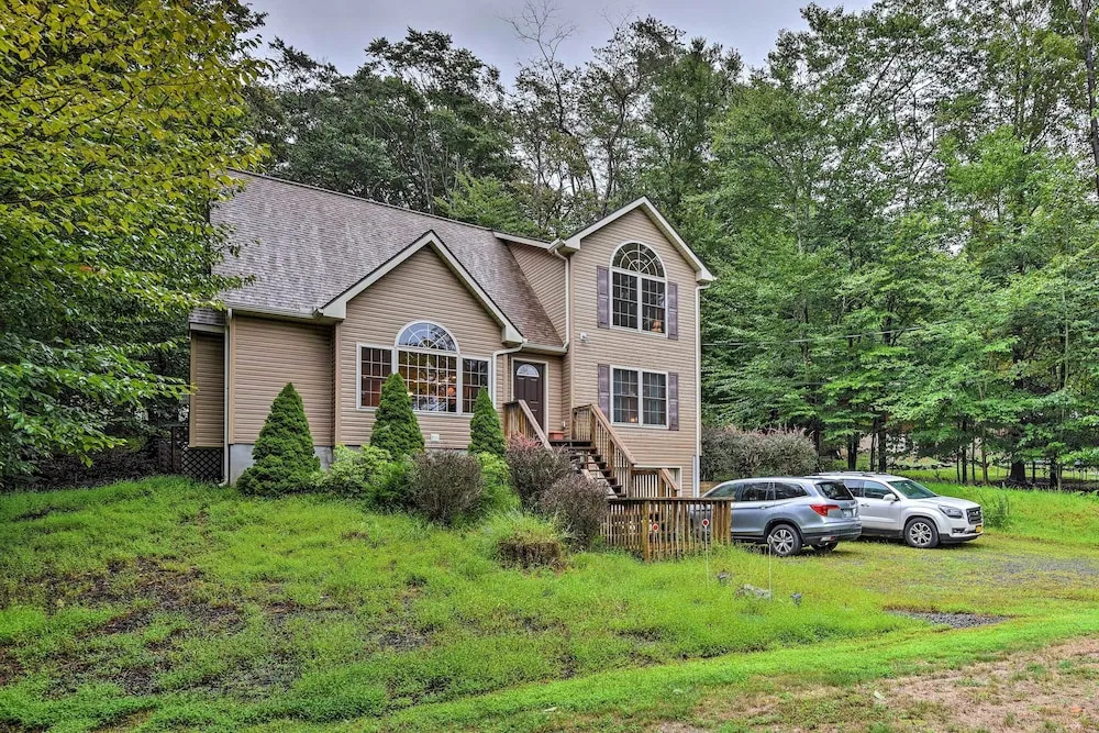 Pocono Mountain Home w/ 3 Community Lakes!