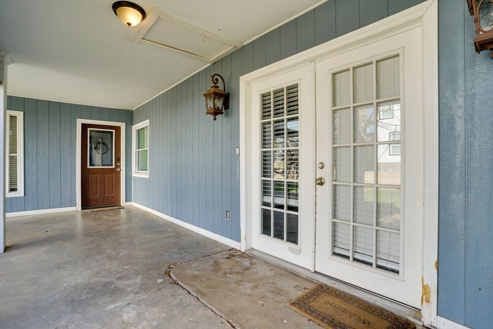 Walk to At&t Stadium: Arlington Home w/ Yard!