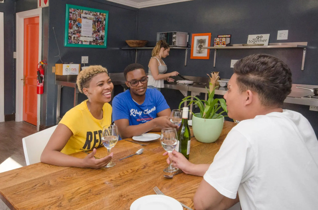 Never at Home Green Point - Hostel - фото 27