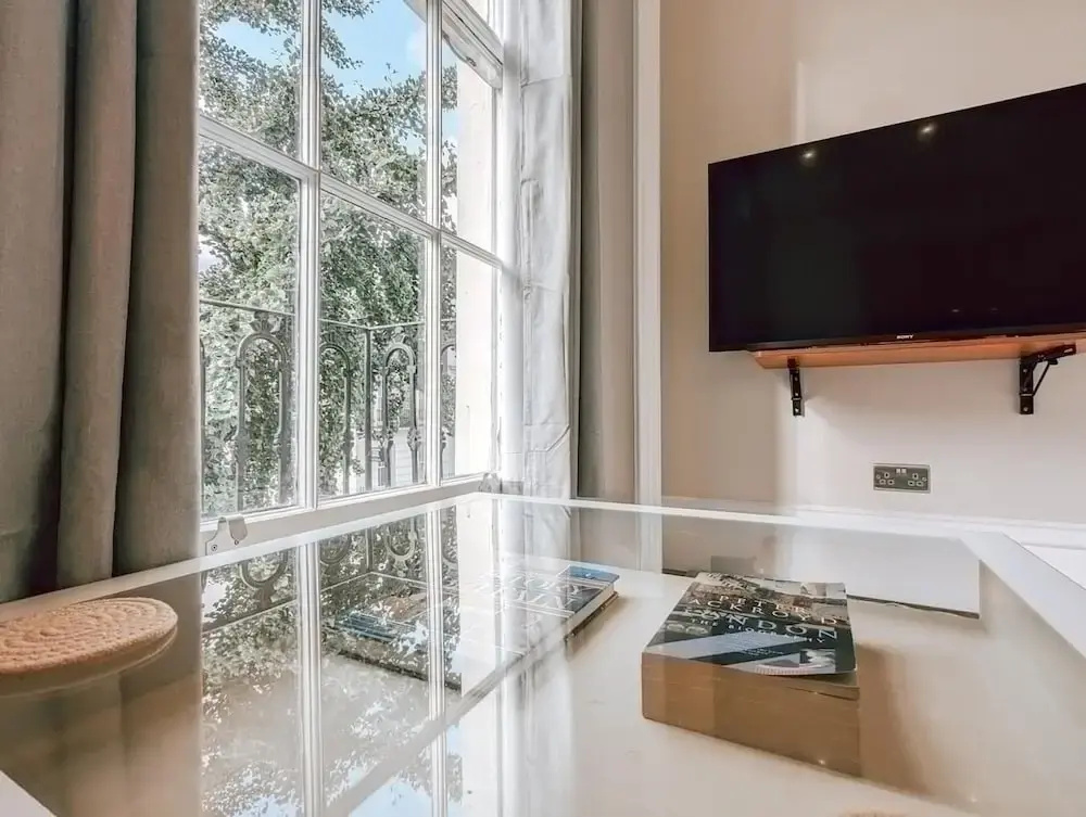 The Modern and Bright Warwick Way Apartment