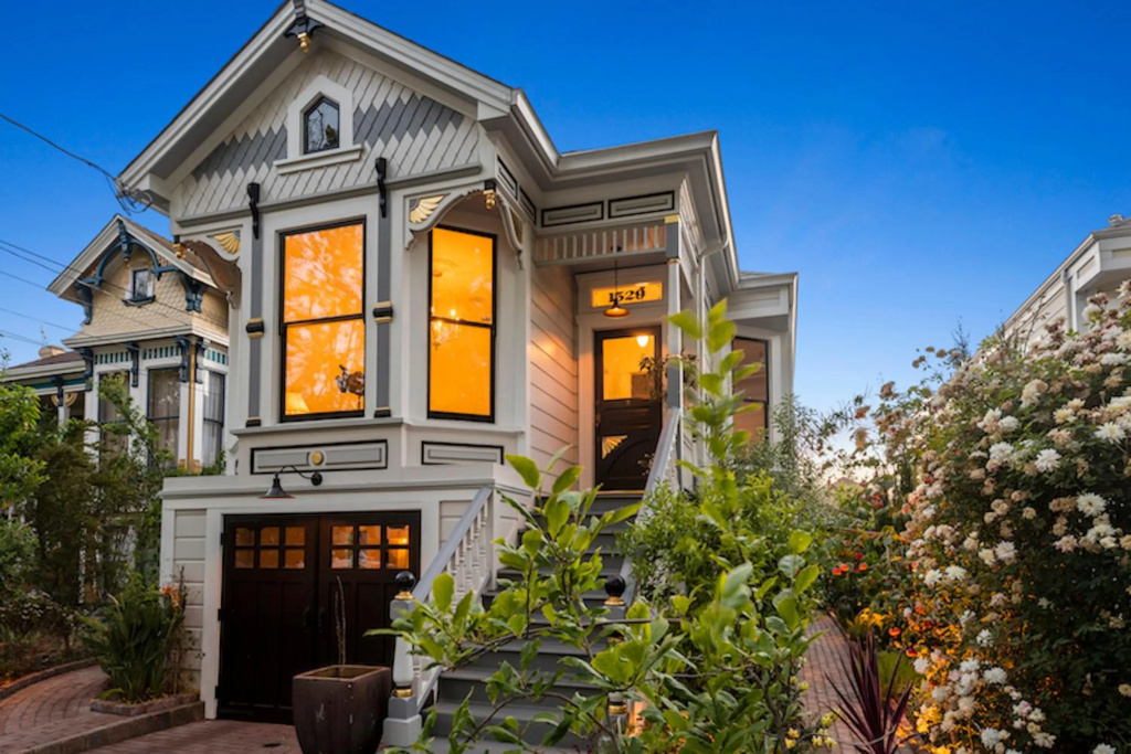 Upper level 1885 Queen Anne flat