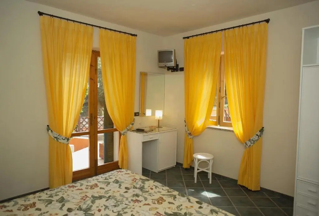 Standard Quadruple room with garden view
