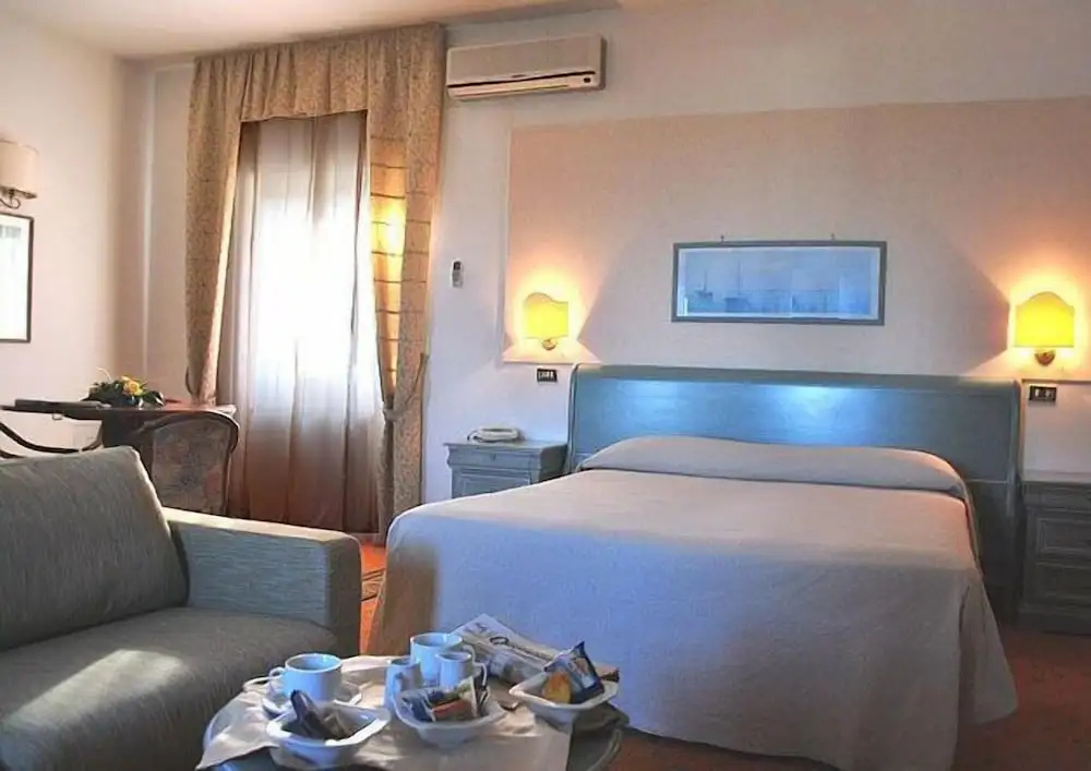 Double Suite (full double bed)