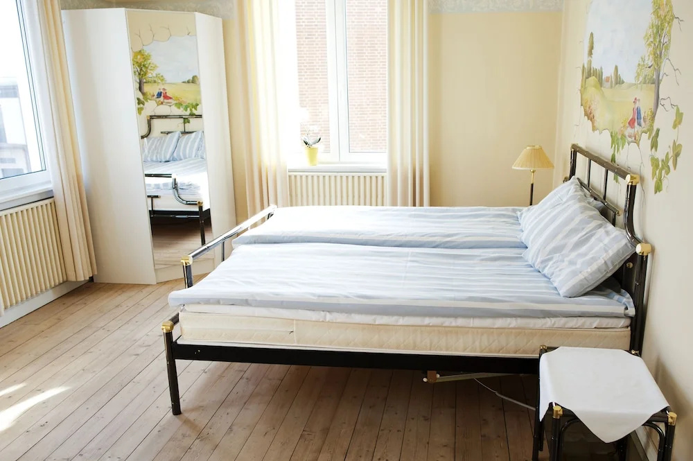 Classic Double Suite (full double bed)