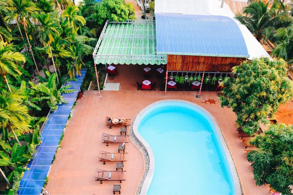 Двухместный номер Standard с видом на озеро двуспальная кровать в Mui Ne Alena Bungalow Hotel