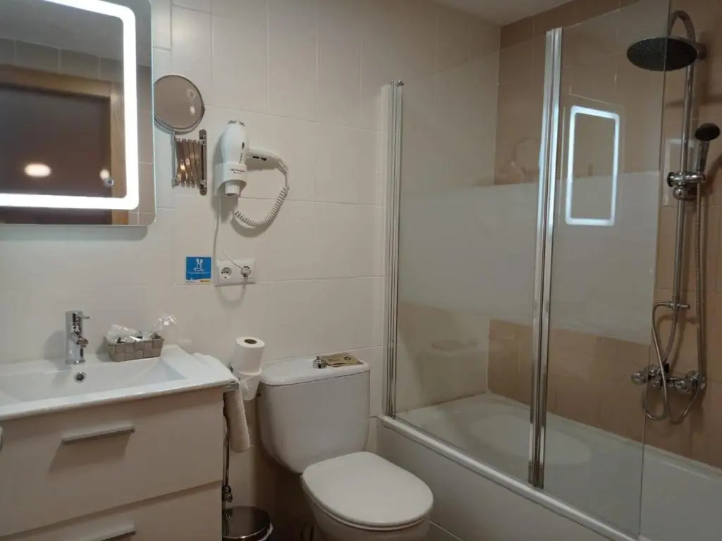 Deluxe Double room (full double bed)