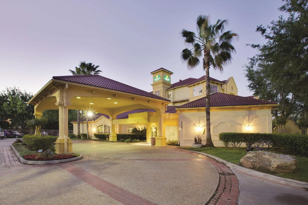 La Quinta Inn & Suites by Wyndham Houston West Park 10