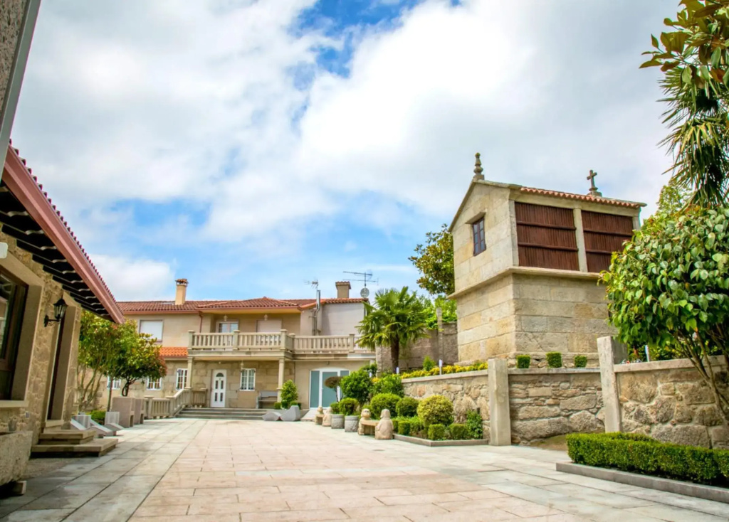 4 bedrooms house with private pool jacuzzi and enclosed garden at Cuntis