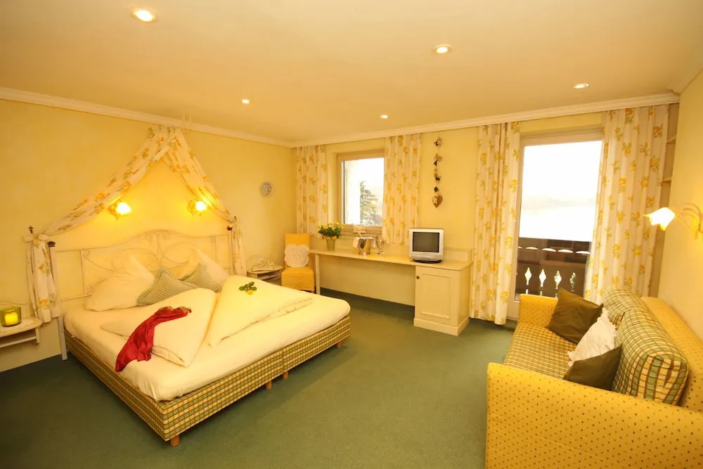 Standard Double room with lake view (full double bed)