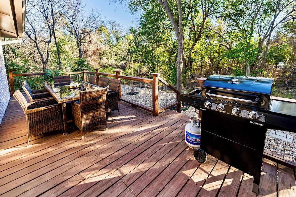 Large Deck, Rec Room! 2-unit ATX Retreat By Campus