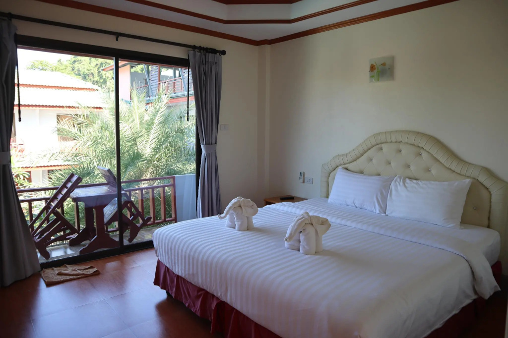 Standard room with pool view