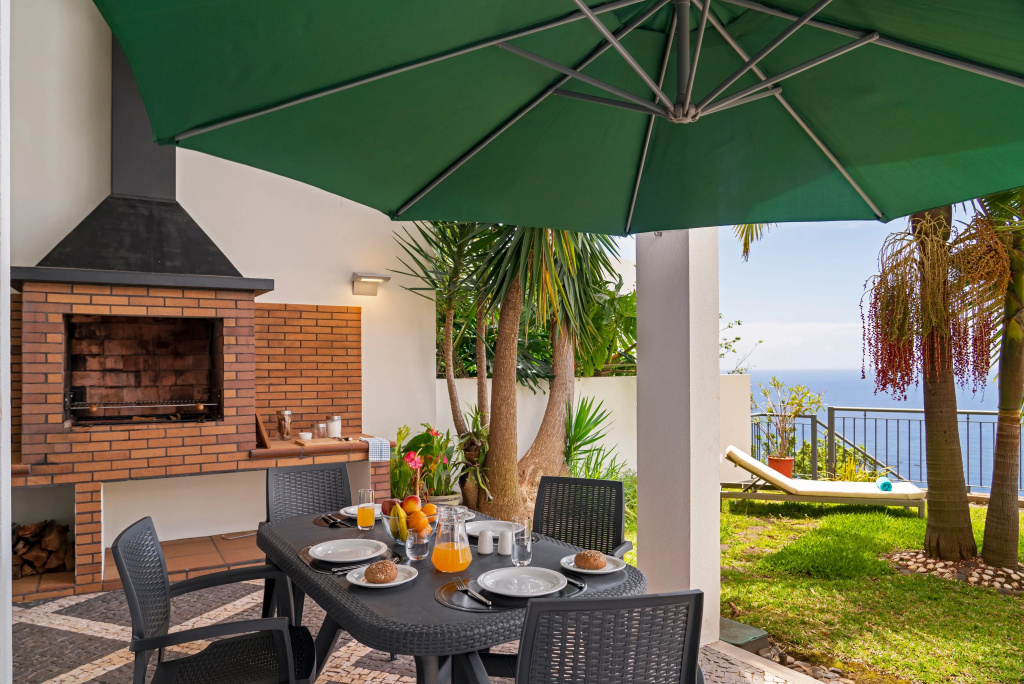 Great 3 bedroom villa with garden in Calheta, stunning views | Casa Amaro Sol