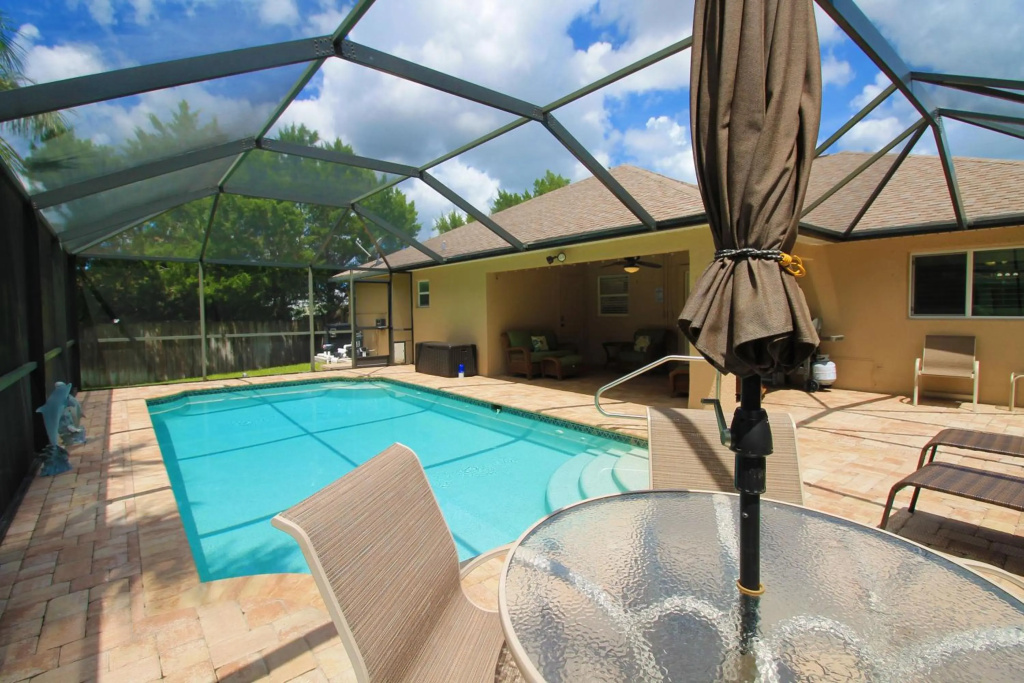 Heated saltwater pool, newly furnished, close to shopping and more - Villa Tropical Paradise