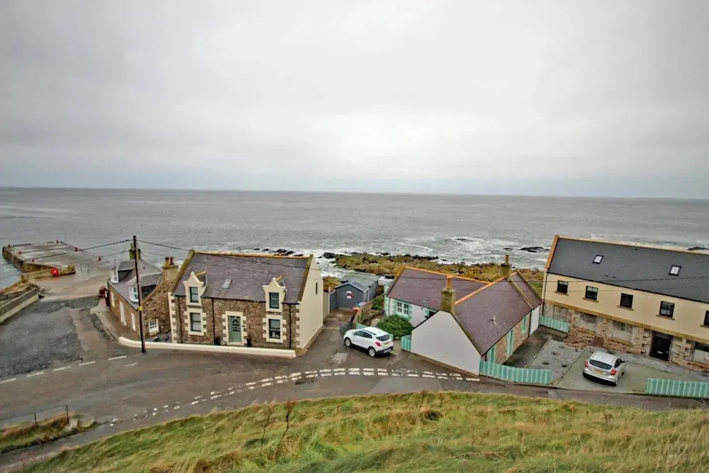 Findochty Beach House - Private Garden-beachfront
