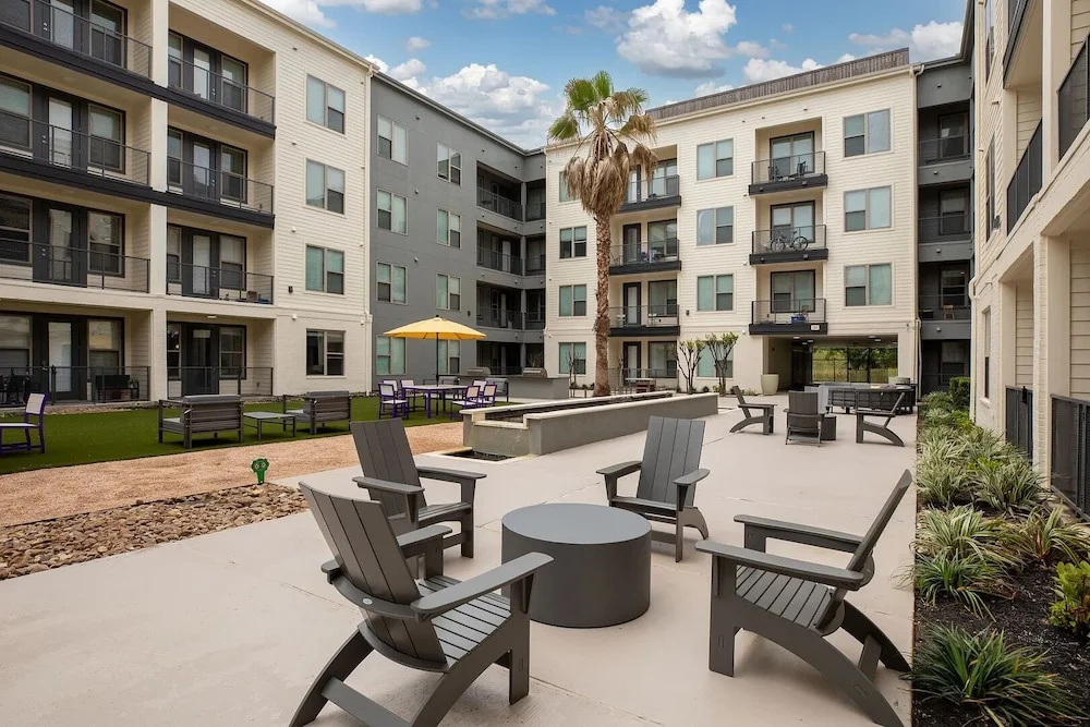 Landing Apartments Near Eldridge/West Oaks