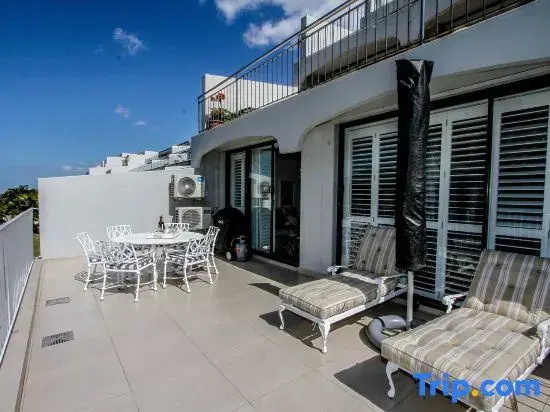 Elegant 2BR Oceanview Apartment Umhlanga | Pool & Beach
