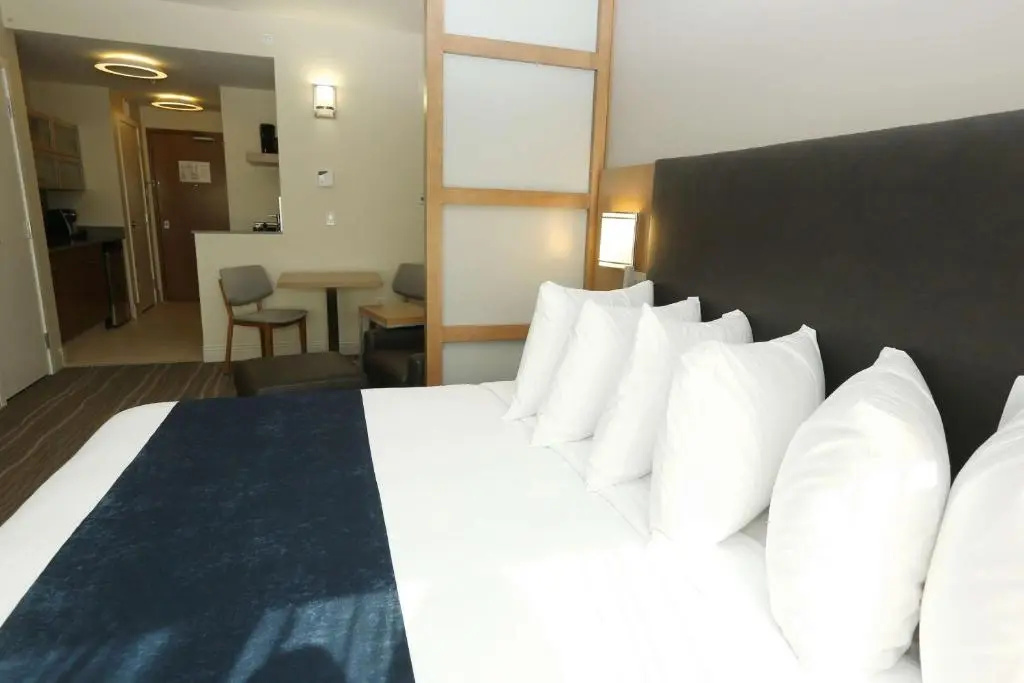 Best Western Plus Sawridge Suites - Chambres