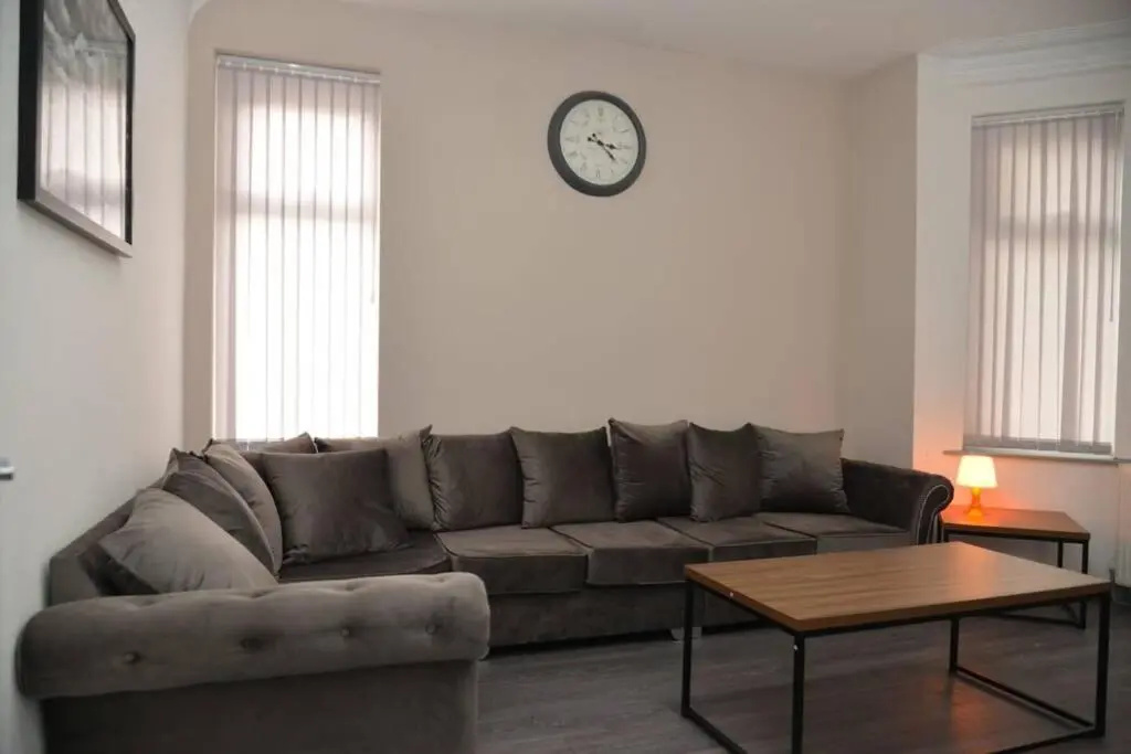 Modern Stays - Hamilton House (8 Bedroom, Up to 14 beds, Free Parking)