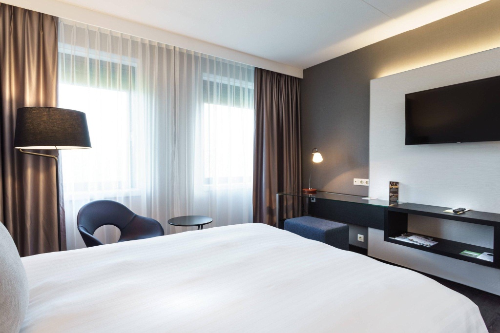 (1)Deluxe Double room (full double bed) (king size bed) at Courtyard By Marriott Amsterdam Airport in Hoofddorp