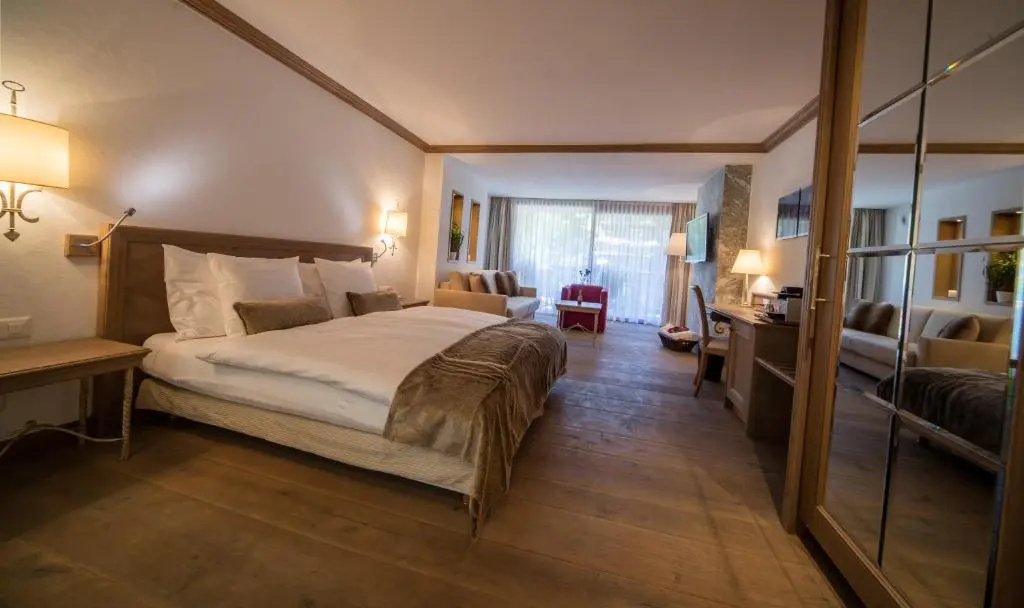 Deluxe Double room (full double bed)