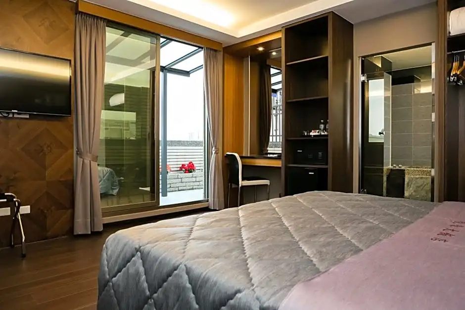 Deluxe Double room with balcony (full double bed)