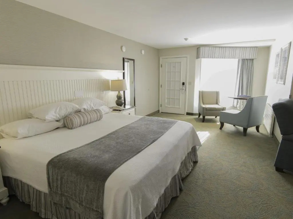 Standard room with partial ocean view