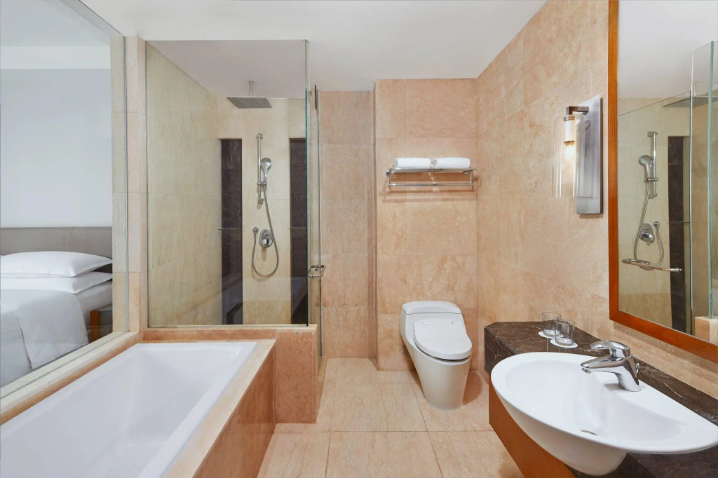 Double Suite with city view (full double bed)