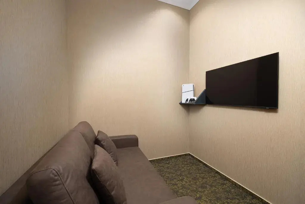 Grand Double room (full double bed)