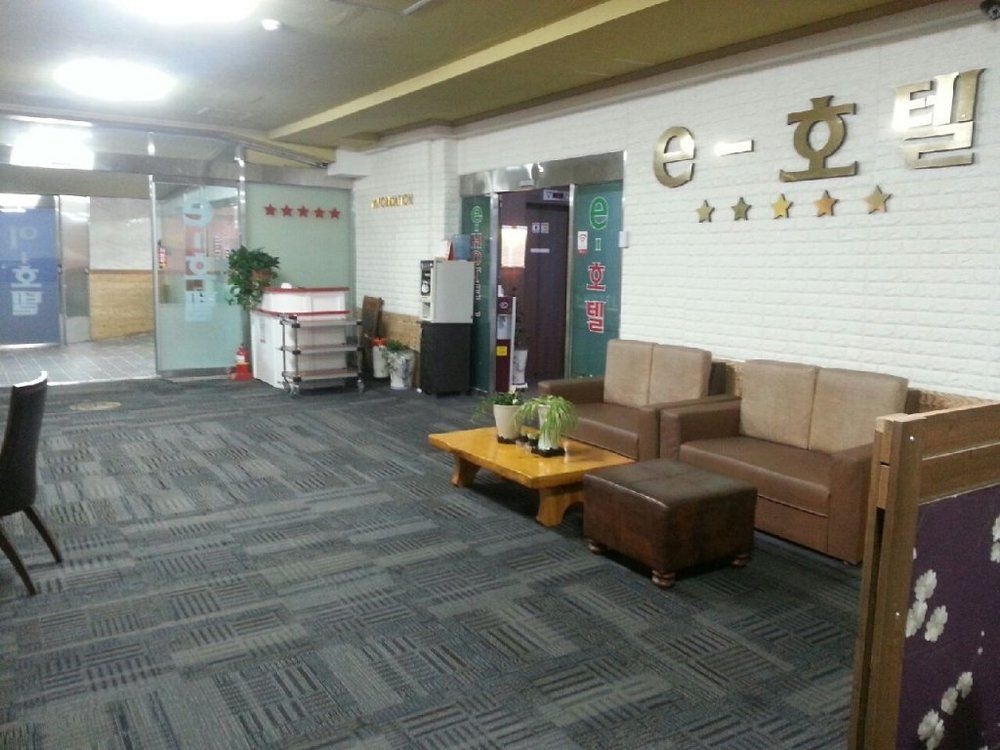 Lobby & Reception