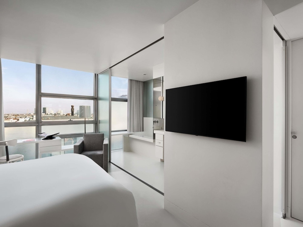 Classic Ferris Wheel view Double room (full double bed) (queen size bed)